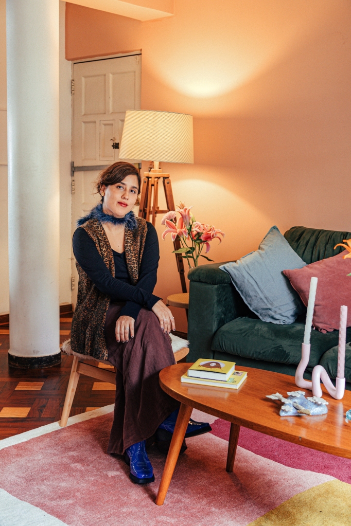 Deyna Hamideh ha creado un hogar colorido y diferente, donde puede explorar su gusto por lo retro y lo lúdico.